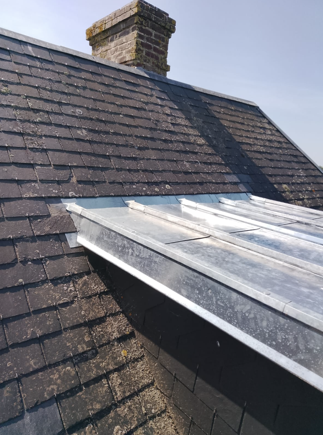 Noue en zinc sur toiture en ardoises