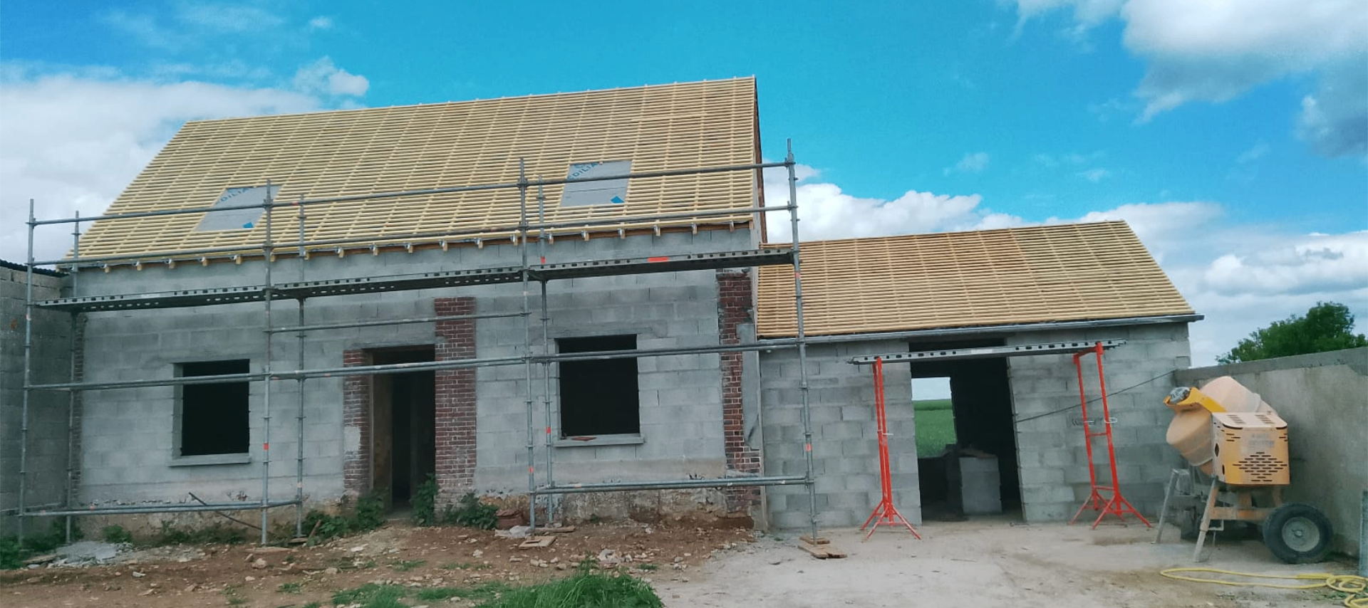 Toiture avec liteaux et échafaudage en cours de chantier
