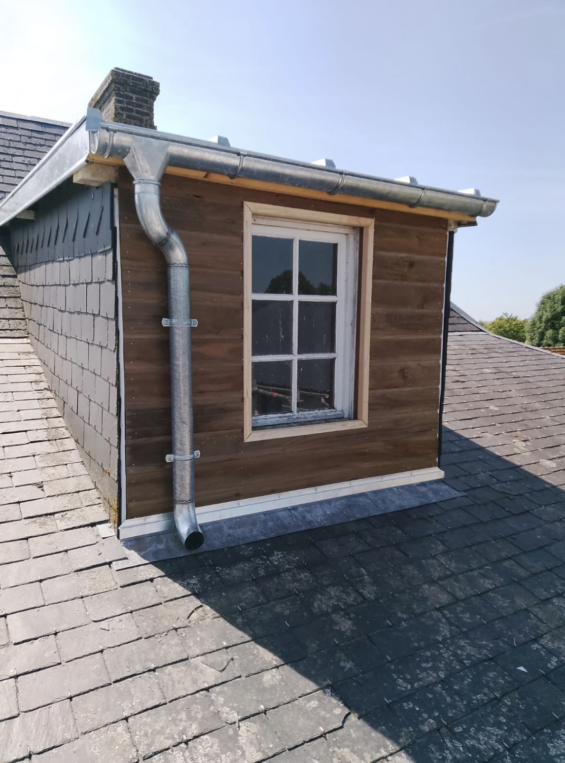 Lucarne habillée en bois avec zinguerie