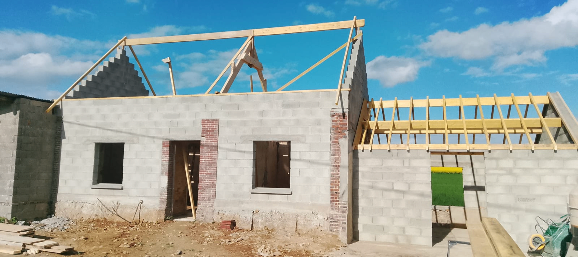 Maison en construction avec charpente en cours de pose