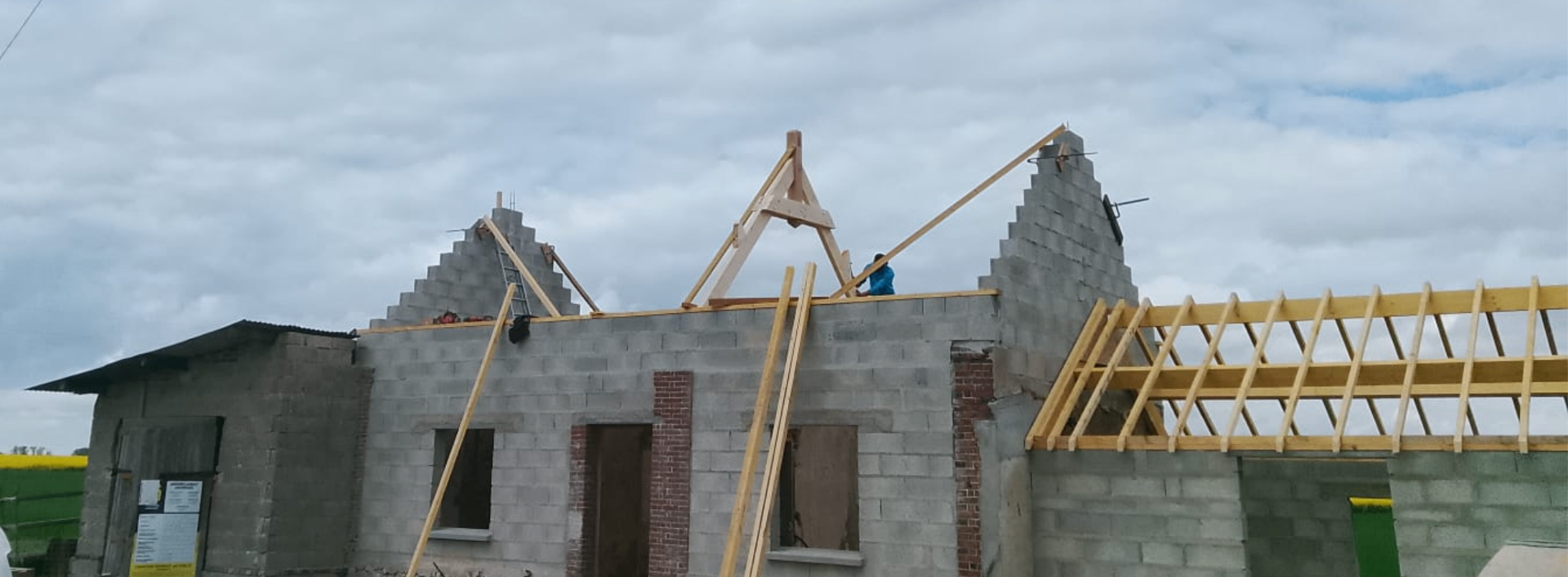 Chantier de charpente traditionnelle sur maison neuve